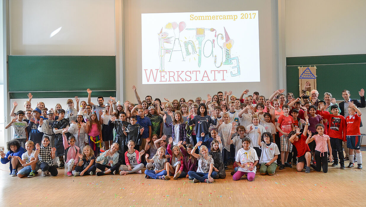 Foto (PLAZ): Glücklich über die gelungene Abschlussshow, aber nicht wunschlos, denn schon jetzt wissen einige von ihnen: Nächstes Mal wollen sie wieder dabei sein.