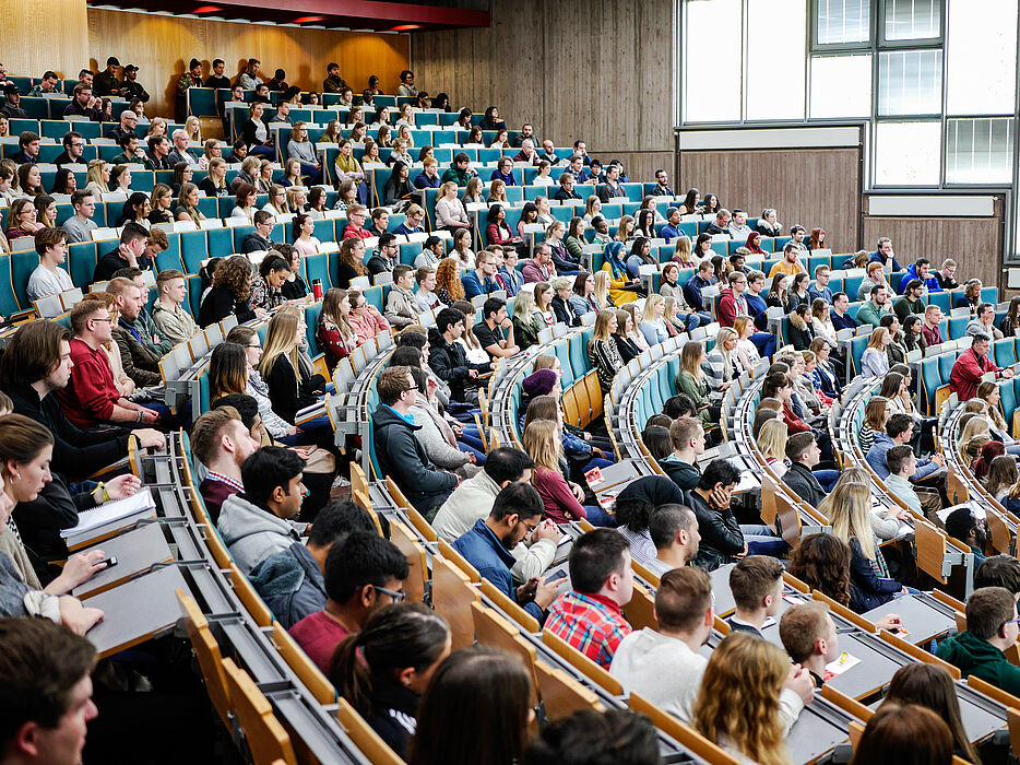 Symbolic image (Paderborn University): Students on campus in a full lecture hall. The photo is from the archive. 