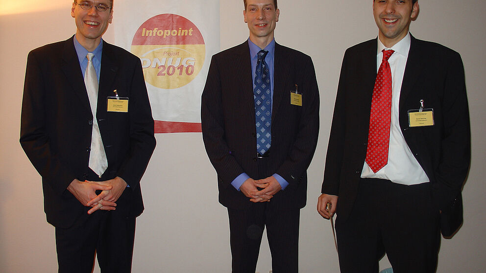 Foto (Holger Ploch): Drei Paderborner Diplomanden holten die ersten Preise (v. l.): Jens Heipmann, (2. Platz), Michael Klages (1. Platz) und Karim Dehring (3. Platz).