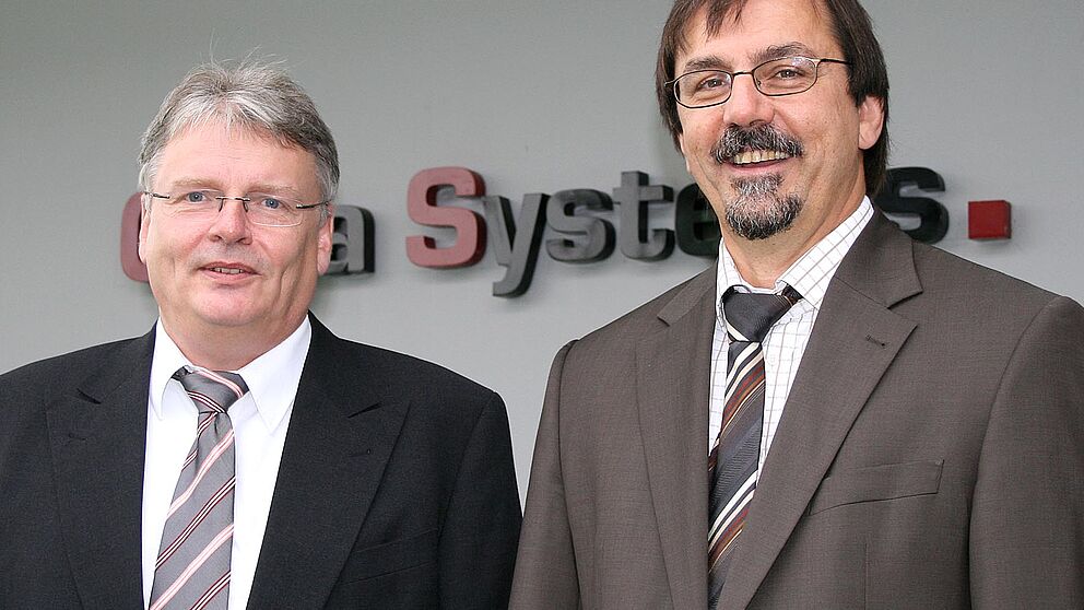 Foto: Freuen sich auf erfolgreiche Zusammenarbeit (v. li.): Rainer Neumann, CEO Orga Systems GmbH, und Prof. Dr. Gregor Engels, Vorstandsvorsitzender s-lab