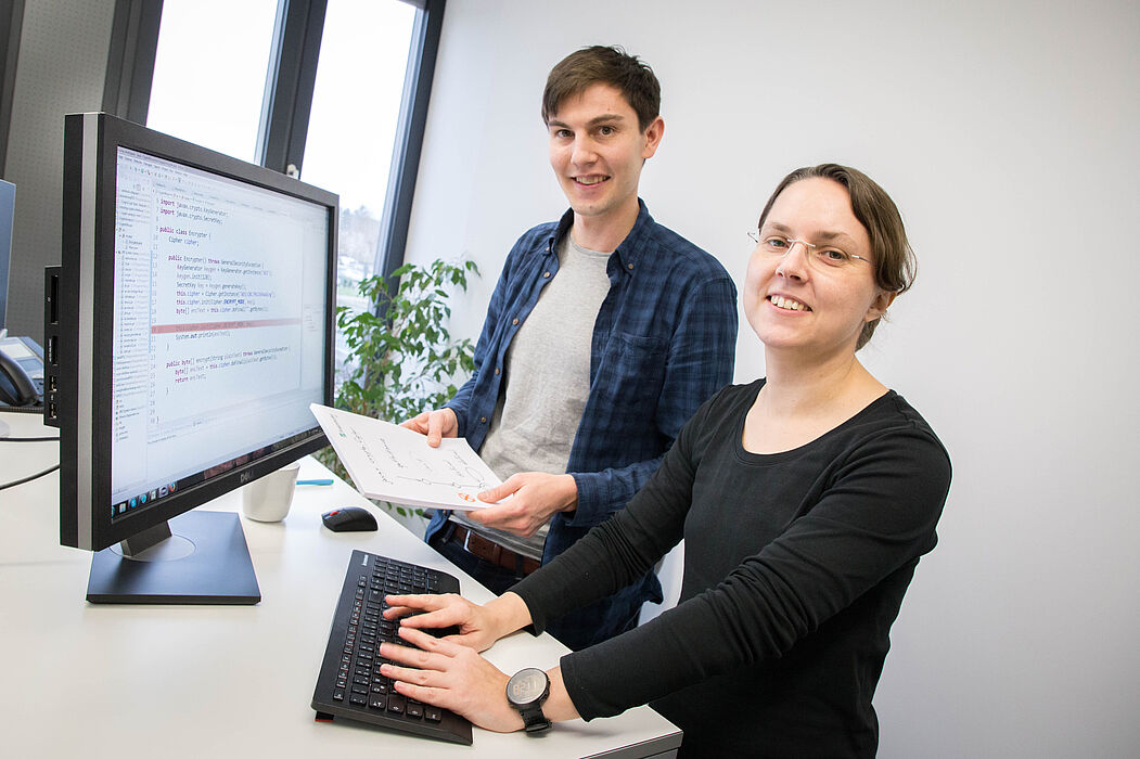 Foto (Fraunhofer IEM): Johannes Späth und Dr. Claudia Priesterjahn entwickeln am Fraunhofer IEM gemeinsam mit Oracle Programme, die Softwarefehler systematisch finden.