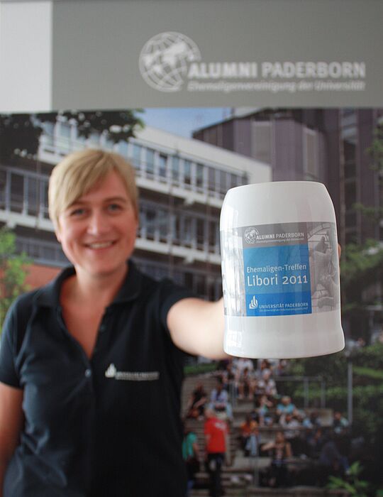 Foto (Universität Paderborn, Jan Aulenberg): Alexandra Dickhoff, Geschäftsführerin von Alumni Paderborn, freut sich auf das Treffen mit ehemaligen Studierenden und Lehrenden am Libori-Freitag 2011.