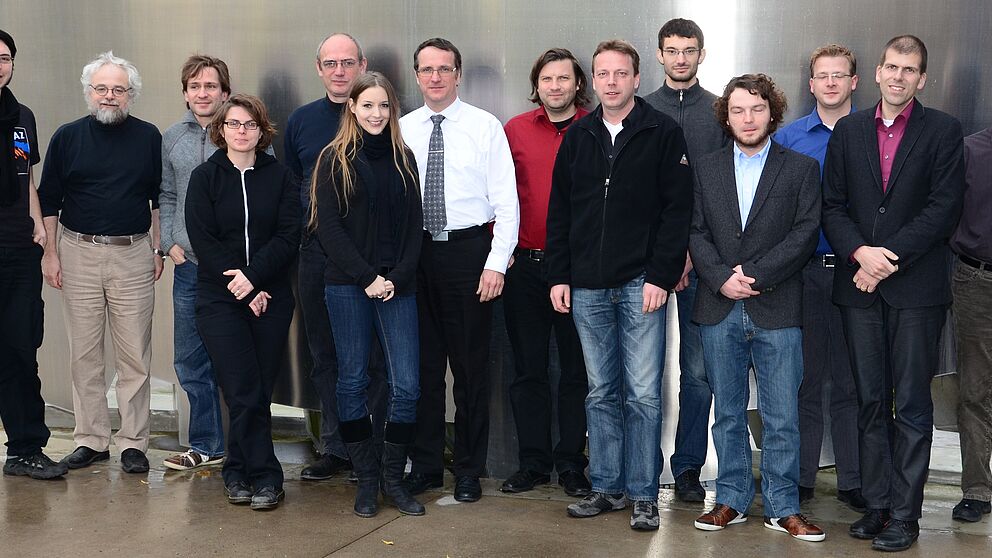 Foto (Universität Paderborn): Das Team des Lehrstuhls für Werkstoffkunde an der Fakultät für Maschinenbau der Universität Paderborn mit Prof. Dr.-Ing. Hans-Jürgen Maier (7. v. li.) und Dr.-Ing. Thomas Niendorf (2. v. re.).