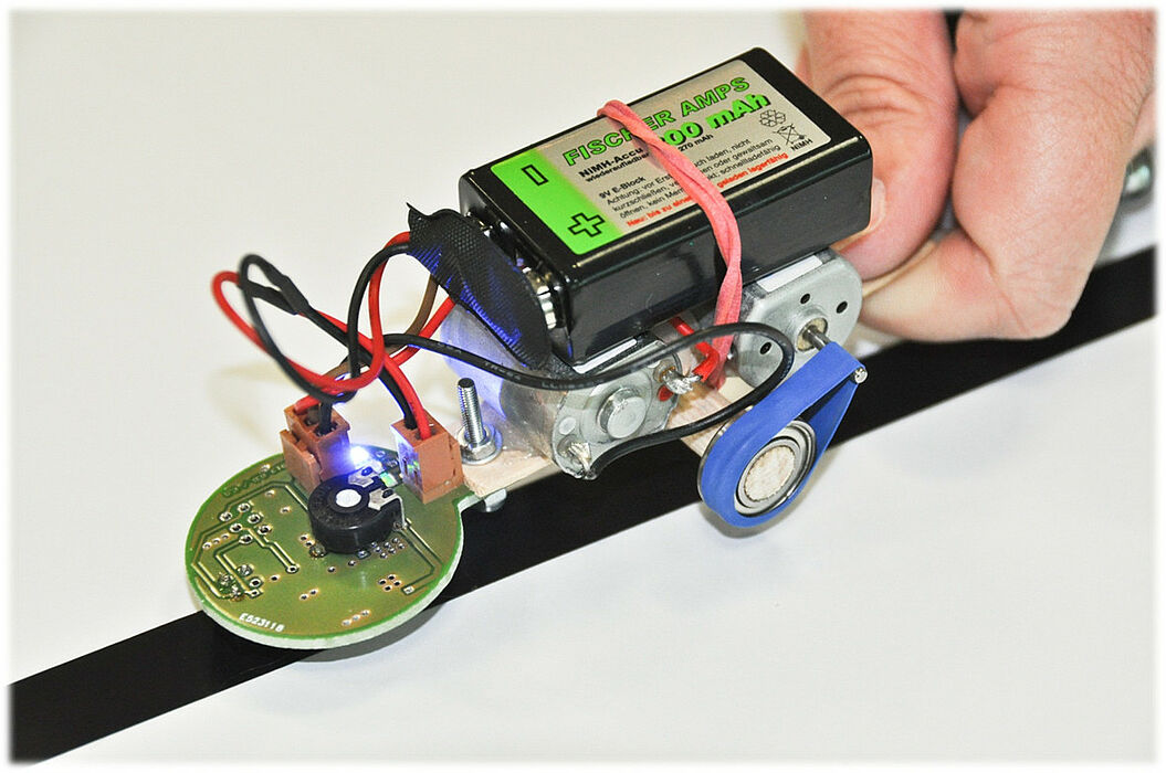 Foto (Universität Paderborn): Die Schülerinnen bauen einen von einem Lichtsensor gesteuerten Fahrroboter.