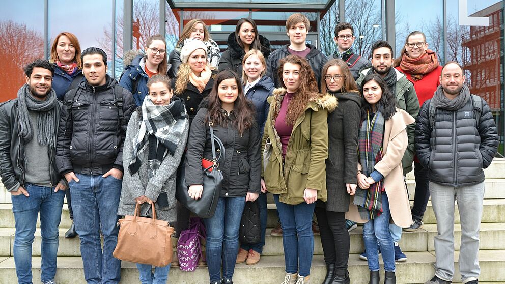 Foto (Julia Lerius): Das Projektteam: Leonie Loszycki, Begüm Demirci, Jens Jacobs, Marvin Hold, Tanja Becker, Maximilliane Sokolowsky, Jana Reska, Ganna Zabolotnia, Serdar Hassan, Maria Robaszkiewicz, Soheil Natawan, Salih Kilic, Julya Gündüz, Yasemin 