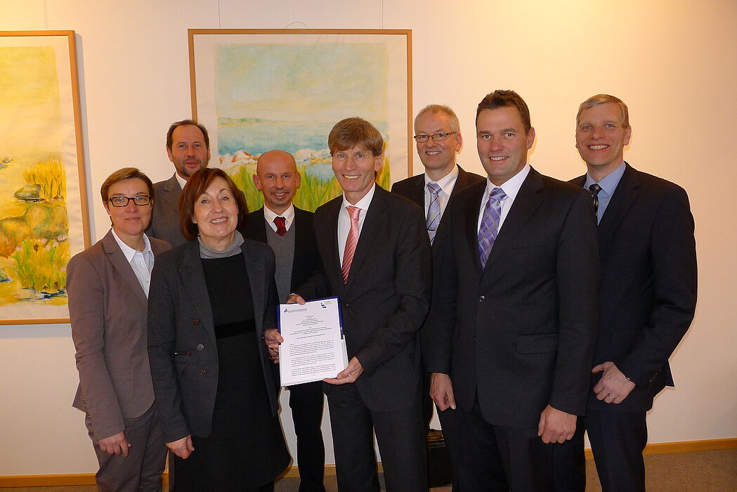 Foto (Universität Paderborn, Tibor Werner Szolnoki): Unterzeichneten eine Vereinbarung über die Kooperation bei Promotionen im Bereich der Kunststofftechnik (v. li.): Meike Lübbe, Vorstandsmitglied Kunststoffe in OWL e. V., Prof. Dr.-Ing. Lothar Budde,