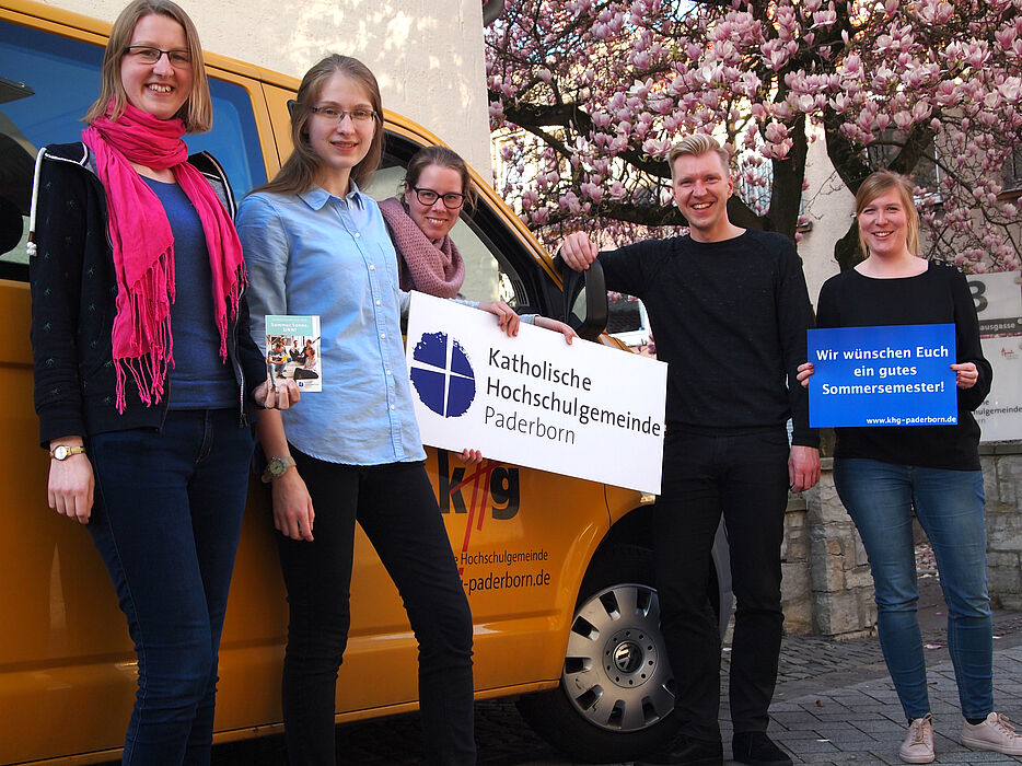 Foto (KHG Paderborn): Sommer, Sonne, Sinn: (v. l.) Leonie Wulf, Elisabeth Schröttke, Inga Bolte, Studierendenpfarrer Nils Petrat und KHG-Referentin Simone Wiedeking.
