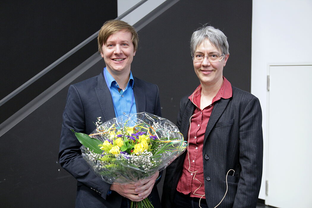 Foto (Universität Paderborn, Vanessa Dreibrodt): Dr. Marc Sacher (Department Physik) erhielt ein Fellowship der Joachim-Herz-Stiftung für innovative Lehrkonzepte 2013, das von Prof. Dr. Claudia Schmidt überreicht wurde.