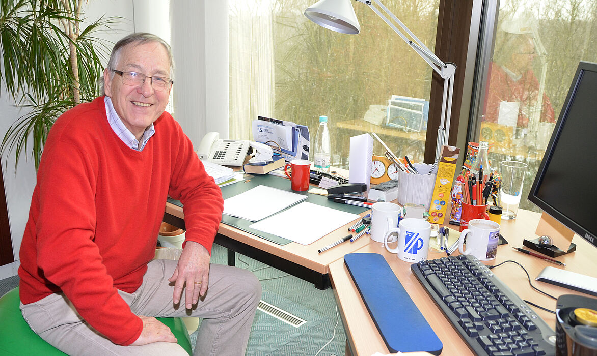 Foto: In der „Verlängerung“ – Professor Dr. Burkhard Monien in seinem Büro im Institut für Informatik.