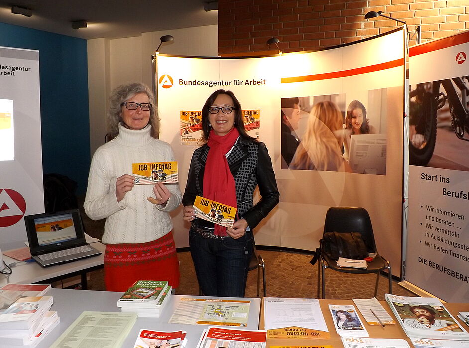 Foto (Universität Paderborn, Jasmin Rostam): Regine Supplié und Sylvia Freytag von der Agentur für Arbeit informieren über Berufsfelder.