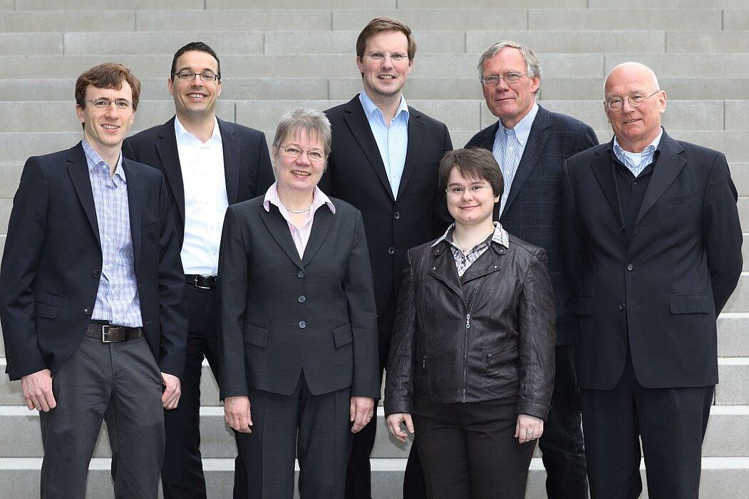 Foto (Universität Paderborn, Adelheid Rutenburges): Die Professorinnen und Professoren des Departments Wirtschaftsinformatik (von links): Jun.-Prof. Dr. Kevin Tierney, Prof. Dr. Dennis Kundisch, Prof. Dr. Leena Suhl, Jun.-Prof. Dr. Artus Krohn-Grimberghe