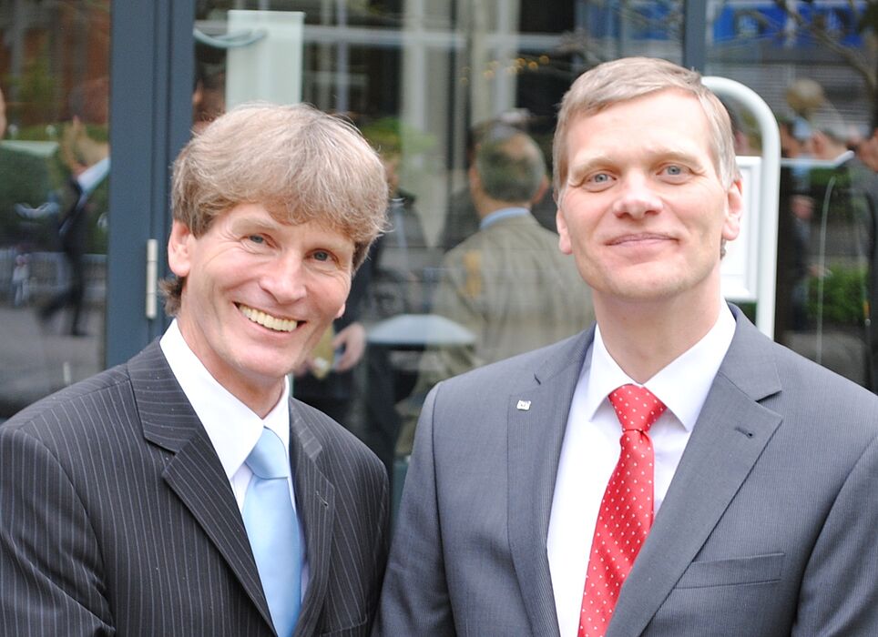 Foto (Universität Paderborn, Christiane Bernert): Prof. Dr.-Ing. Volker Schöppner (r.) und Präsident Prof. Dr. Nikolaus Risch