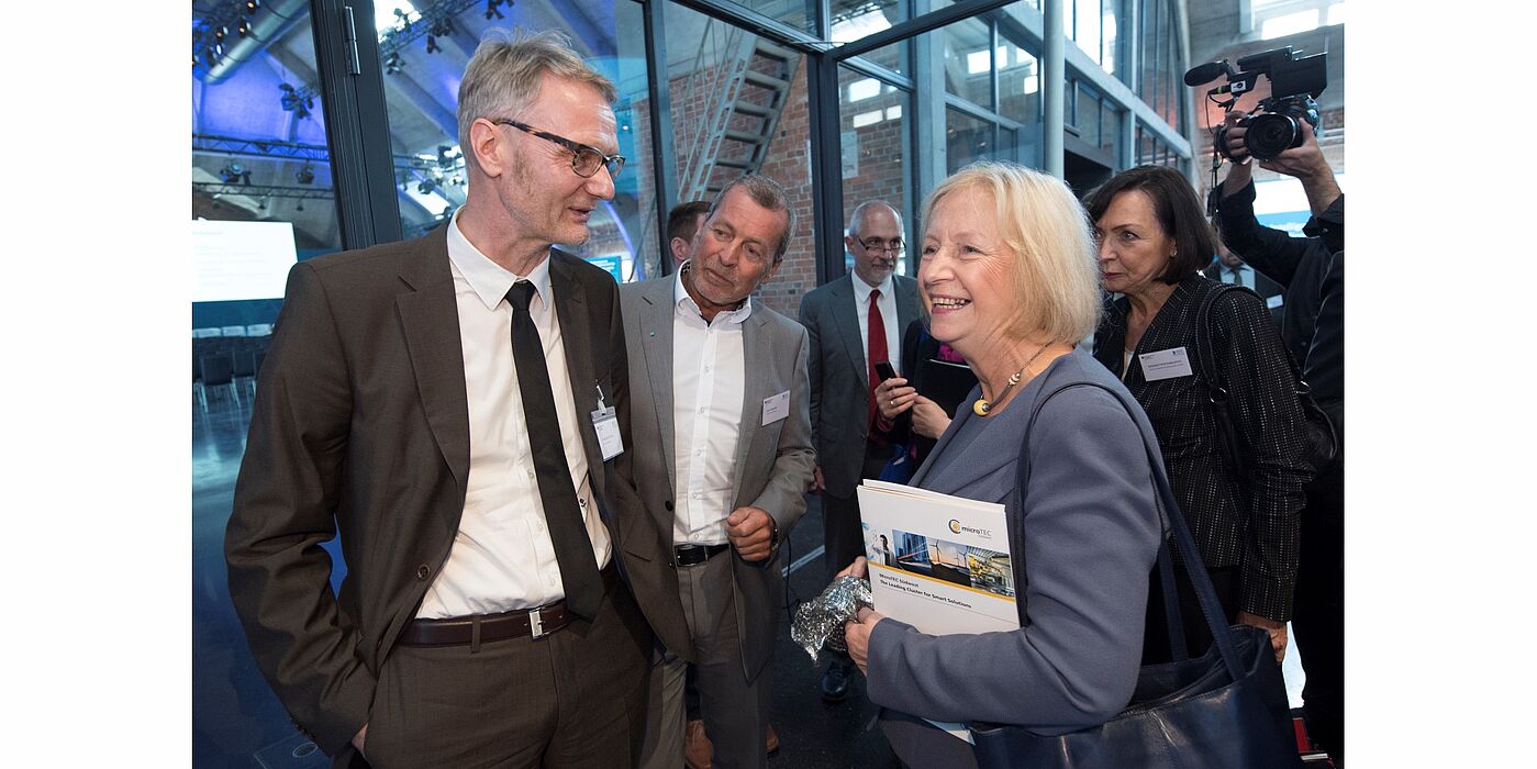 Foto (Hans-Christian Plambeck): Im Gespräch am Ausstellungsstand des Fortschrittskollegs „Gestaltung von flexiblen Arbeitswelten“ (v. l.): Prof. Dr. Eckhard Steffen (Universität Paderborn), Klaus Meyer (Energie Impuls OWL e. V.) und Prof. Dr. Johann