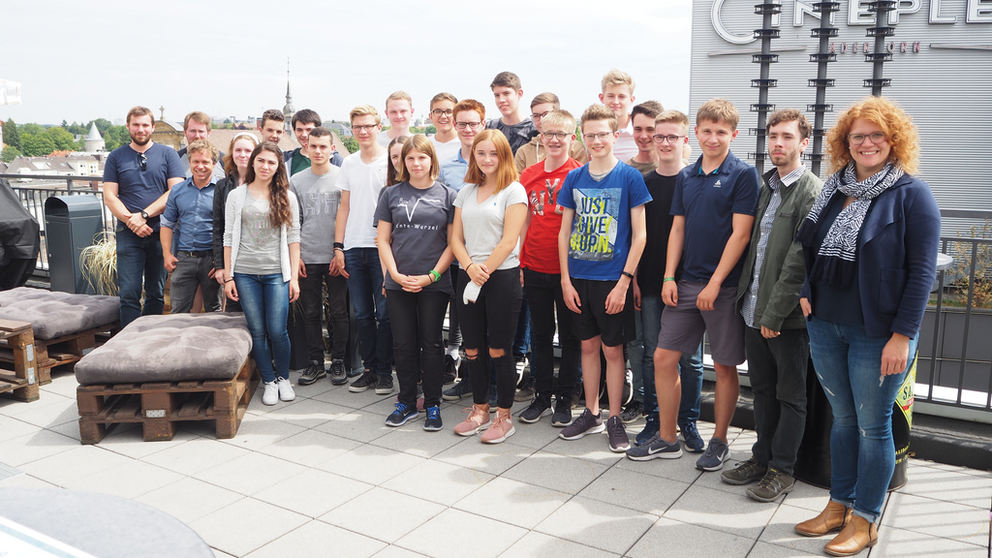 Die zufriedenen Teilnehmer*innen der Sommerschule und Lisa-Marie Brixius (1. v. r.) vom Sponsor dSPACE