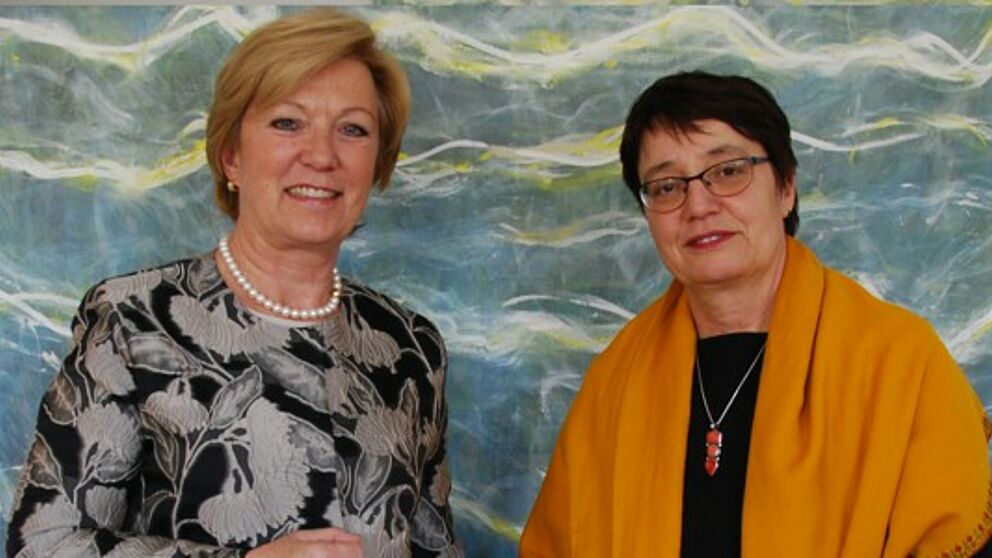 Foto (MKW): Annette Storsberg, NRW-Staatssekretärin im Ministerium für Kultur und Wissenschaft, hat Prof. Dr. Birgit Riegraf die Ernennungsurkunde zur Präsidentin der Universität Paderborn überreicht.