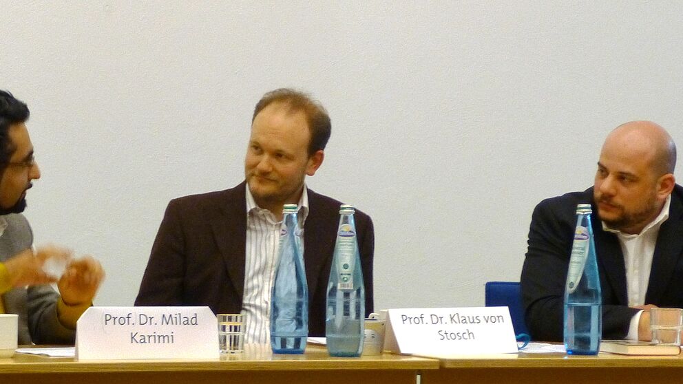Abbildung: Prof. Dr. Milad Karimi, Prof. Dr. Klaus von Stosch und Aaron Langenfeld in der Diskussion.