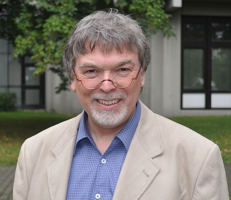 Foto (Mark Heinemann): Prof. Dr. Wilfried Hauenschild verlässt die Universität Paderborn nach 31-jähriger Tätigkeit.