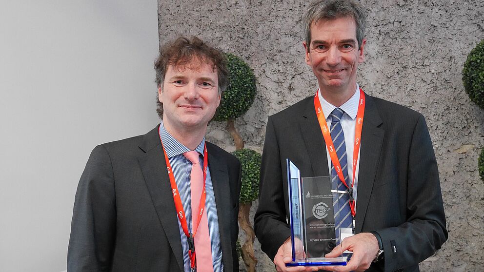 Foto (Universität Paderborn, TecUP): Prof. Dr. Rüdiger Kabst (l.) überreichte die Auszeichnung an den Gründer Thorsten Frank.