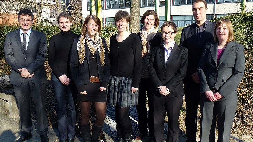 Foto (Universität Paderborn): (v. li.): Prof. Dr. Martin Schneider (Dekan der Fakultät und 1. Vorsitzender PHK), Verena Kaiser (Schriftführerin PHK), die Stipendiatinnen Julia Güniker und Carolin Eikel, Katja Urhahne (Geschäftsführerin Stiftung Stud
