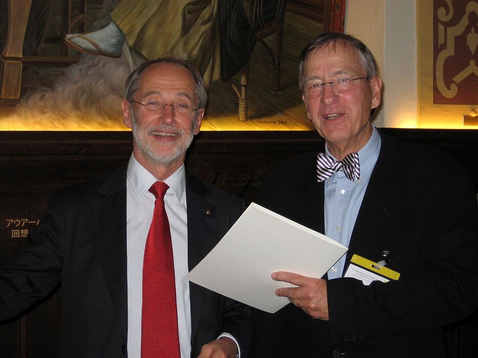 Foto: (Cornelia Winter, Gesellschaft für Informatik) Große Ehre: Prof. Dr. Burkhard Monien (r.) wurde vom Präsidenten der Gesellschaft für Informatik (GI), Prof. Dr. Stefan Jähnichen, für seine herausragenden Verdienste um die Informatik zum Fellow 