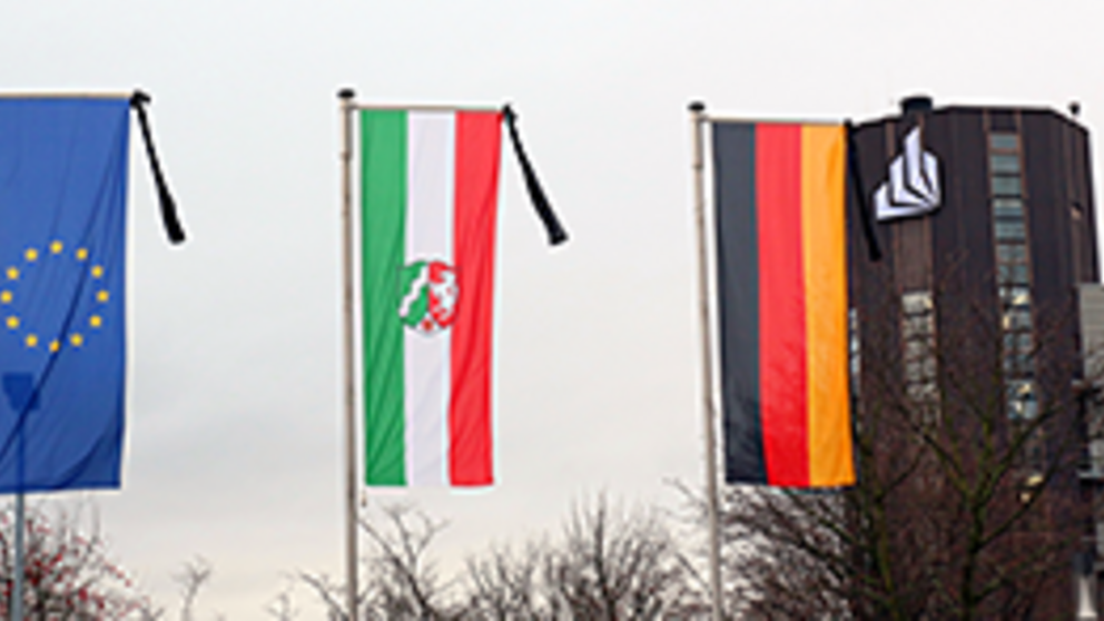 Foto (Universität Paderborn, Vanessa Dreibrodt): Trauerbeflaggung auf dem Campus der Universität Paderborn.