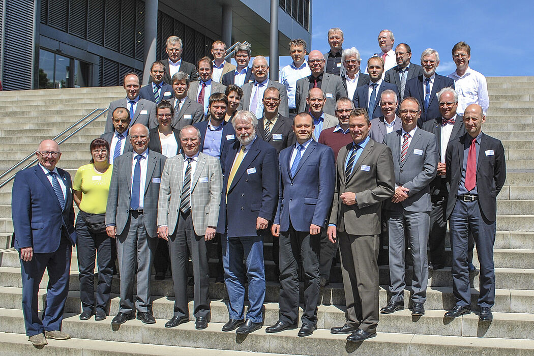 Foto (Universität Paderborn): Die Teilnehmer der 65. Plenarversammlung des Fakultätentages für Maschinenbau und Verfahrenstechnik mit ihrem neuen Vorsitzenden Prof. Dr.-Ing. Elmar Moritzer (vordere Reihe rechts).