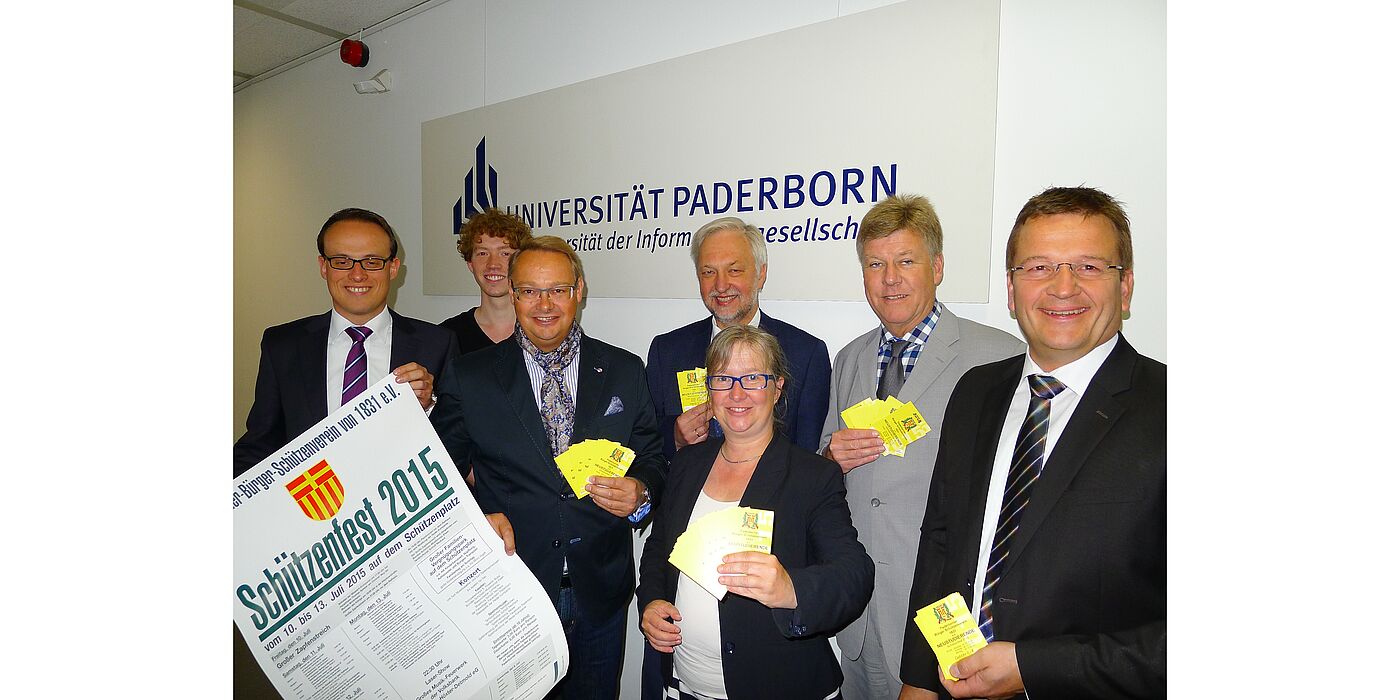 Foto (Universität Paderborn, Tibor Werner Szolnoki): Wollen Neustudierende in Paderborn integrieren (v. li.): Christoph Queren, Maximilian Erdmann, Elmar Kloke, Prof. Dr. Wilhelm Schäfer, Simone Probst, Willy Steffens und Andreas Liedtke.