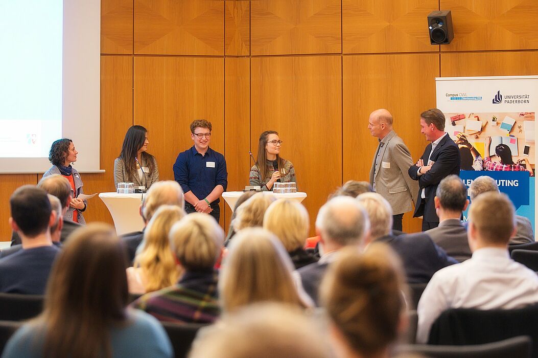 Foto (Arthur Isaak, Copyright: Hochschule OWL): Bei der Podiumsdiskussion berichteten Schülerinnen und Schüler von ihren Erfahrungen im Talentscouting OWL.