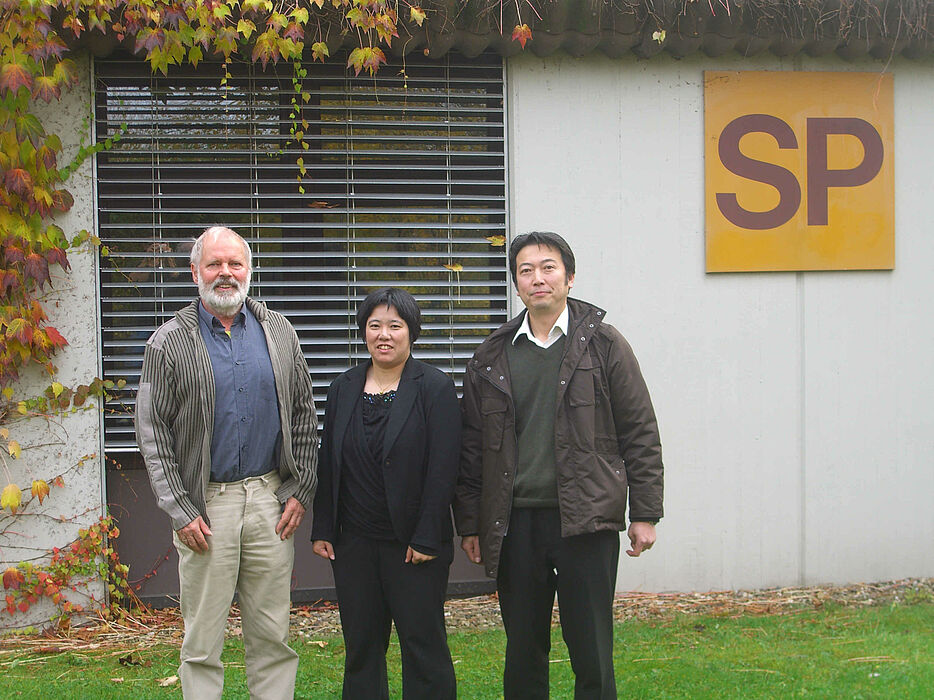 Foto: Dr. Uwe Rheker vom Department Sport und Gesundheit, die japanische Wissenschaftlerin Mutsuko Okuda und der japanische Übersetzer Jun Ueno.