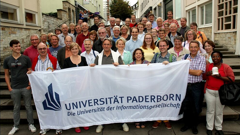 Foto (Universität Paderborn, Patrick Kleibold): Am Libori-Freitag haben sich rund 110 ehemalige Studenten sowie Dozenten der Hochschule zum zweiten Libori-Treff der Ehemaligen auf dem Franz-Stock-Platz getroffen.