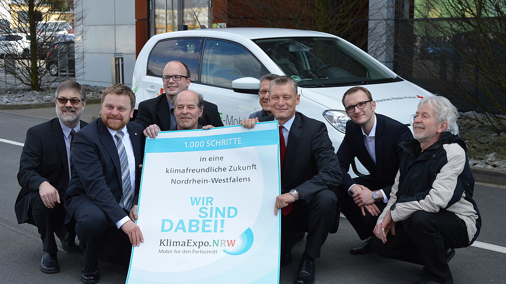 Foto (KlimaExpo.NRW): Beim erfolgreichen Projektabschluss freuen sich über die Aufnahme des Projekts „Pfleg!E-mobil“ als Vorreiterprojekt der KlimaEcpo.NRW (v. l.): Holger Mengedodt (Stadtwerke Bielefeld), Prof. Prof. Dr. Jens Haubrock (FH Bielefeld)