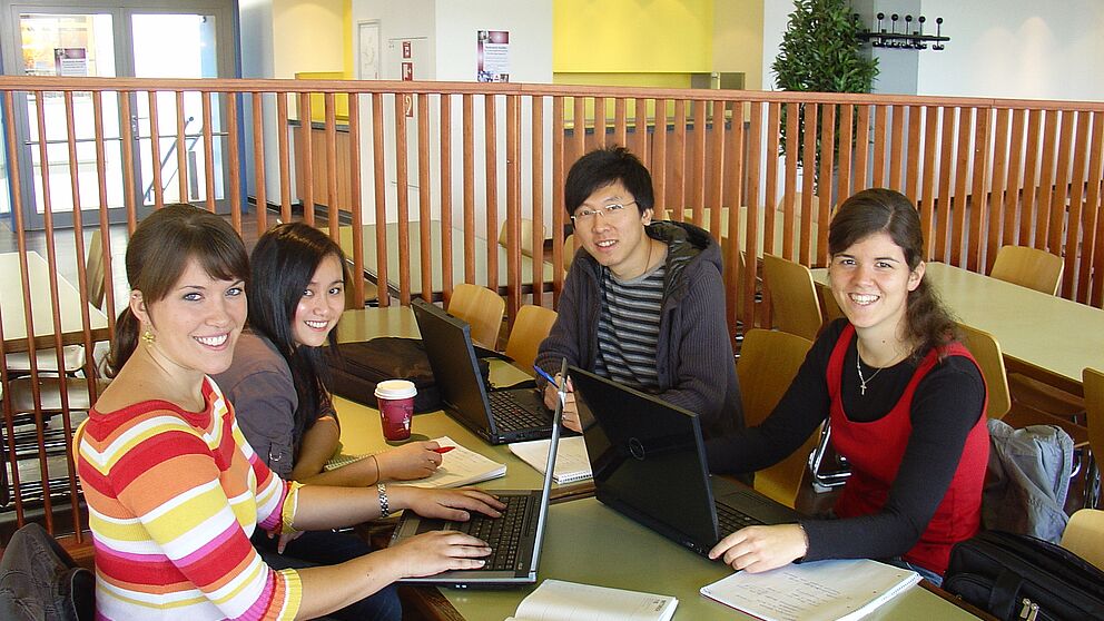 Foto (Universität Paderborn, Martin Decking): Studierende bei der Arbeit auch in der Mensa. Von links: Jacqueline Sievers, Ting Chen, Shu Xiang und Regina Wiens