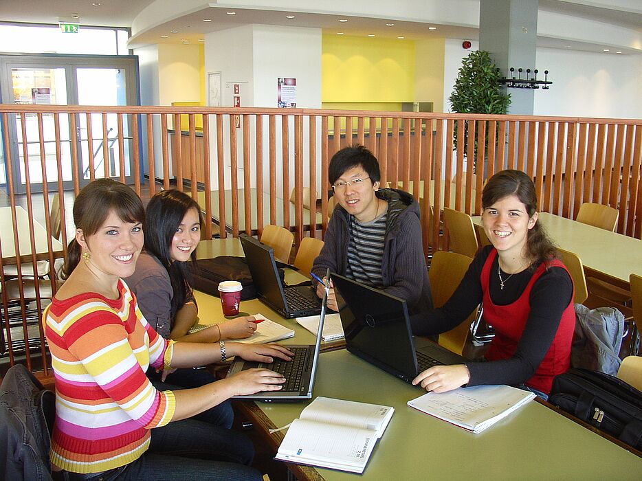 Foto (Universität Paderborn, Martin Decking): Studierende bei der Arbeit auch in der Mensa. Von links: Jacqueline Sievers, Ting Chen, Shu Xiang und Regina Wiens