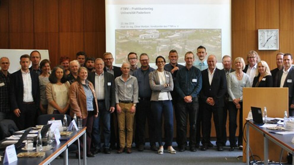 Foto (Universität Paderborn): Die Teilnehmerinnen und Teilnehmer des FTMV-Praktikantentages.