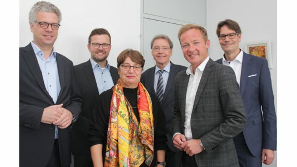 Foto (Universität Paderborn): Dr. Stefan Nacke, Raphael Tigges, Prof. Dr. Birgitt Riegraf, Christoph Schön, Daniel Sieveke und Prof. Dr. René Fahr.