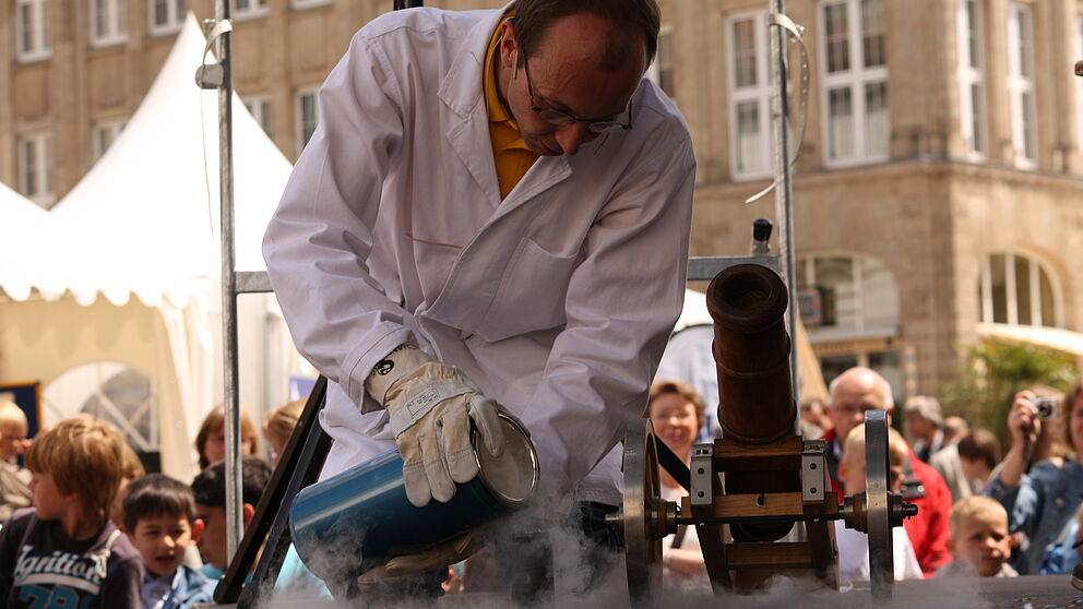 Foto (Patrick Kleibold): Chemisches Experiment auf dem Paderborner Rathausplatz