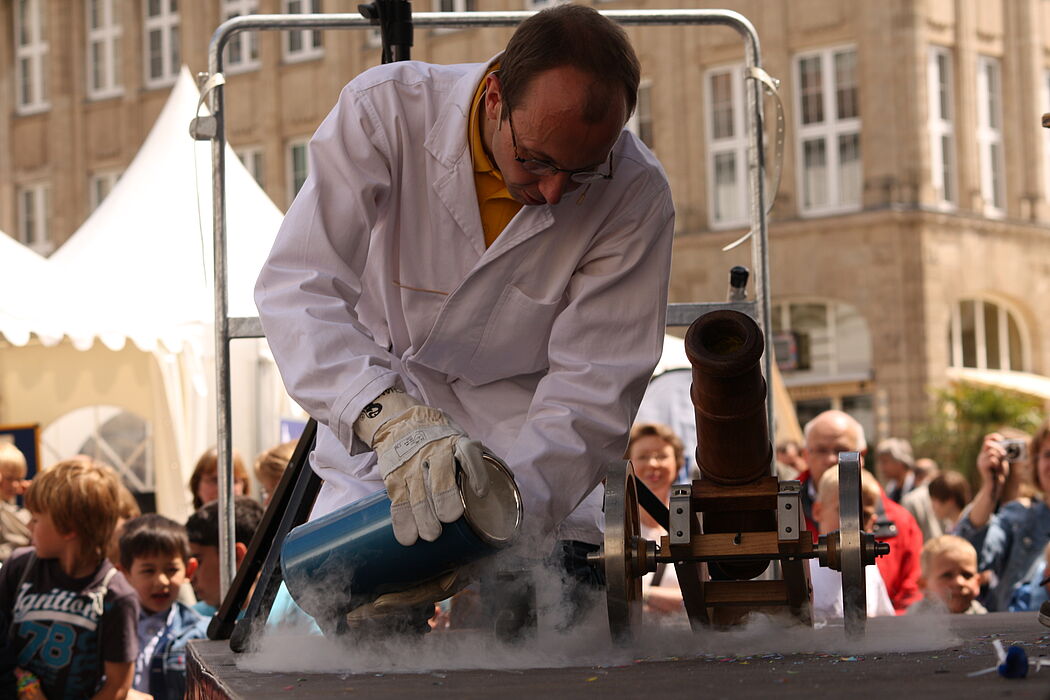 Foto (Patrick Kleibold): Chemisches Experiment auf dem Paderborner Rathausplatz