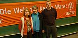 Foto (attac): Bärbel Wichmann (li.), Henry Wolf (re.), beide attac, und ihr Gast Angelika Zahrnt.
