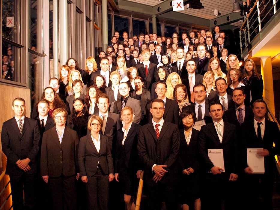Gruppenfoto (Universität Paderborn): Absolventinnen und Absolventen der Fakultät für Wirtschaftswissenschaften (Gruppe 1)