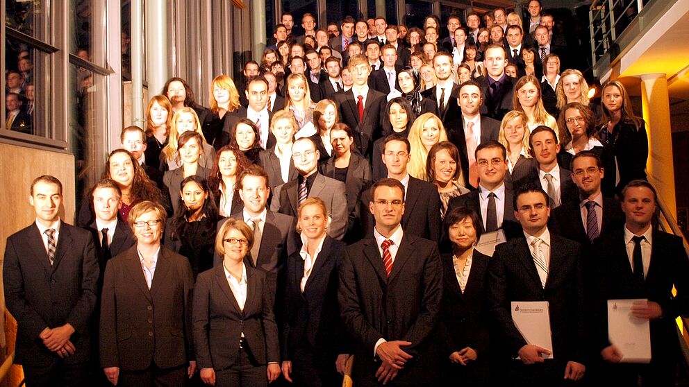 Gruppenfoto (Universität Paderborn): Absolventinnen und Absolventen der Fakultät für Wirtschaftswissenschaften (Gruppe 1)