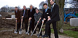 Foto (Studentenwerk Paderborn, Annette Ettingshausen): Der erste Spatenstich beim Studentenwohnheim Querweg ist gemacht: Dafür sorgten (v. li.): Dr. Michael Brinkmeier, Verwaltungsratsvorsitzender des Studentenwerks Paderborn,  Achim Meyer auf der Heyde,