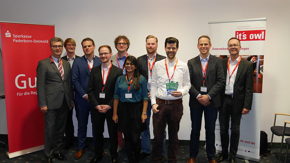Foto (TecUP): Hubert Böddeker (l.) und Prof. Dr. Rüdiger Kabst (m.) freuen sich über das Engagement der jungen Gründer.