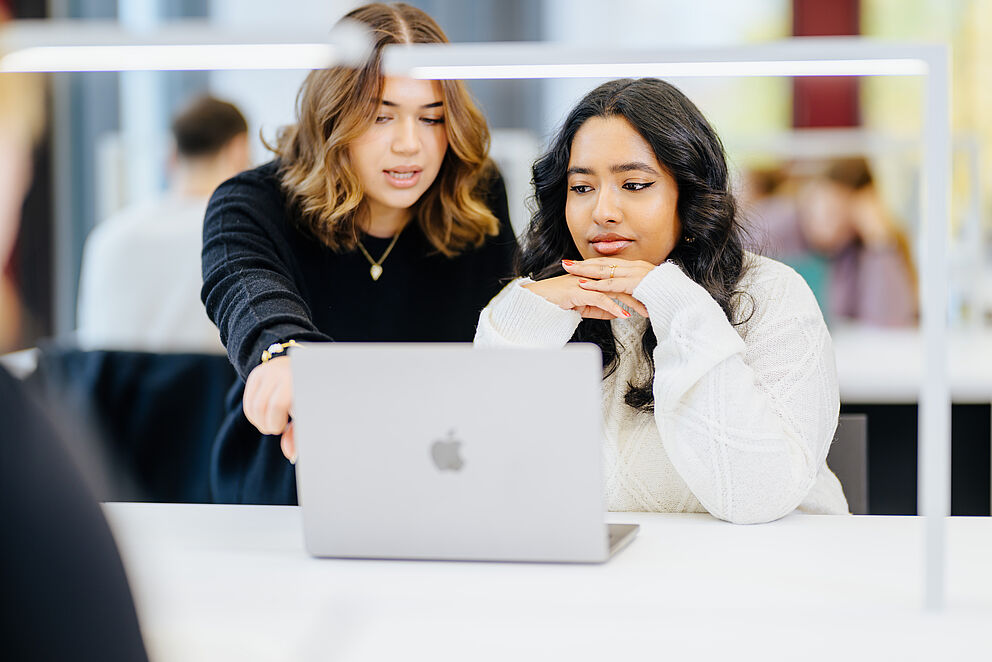 Studierende in der Bibliothek der Universität Paderborn