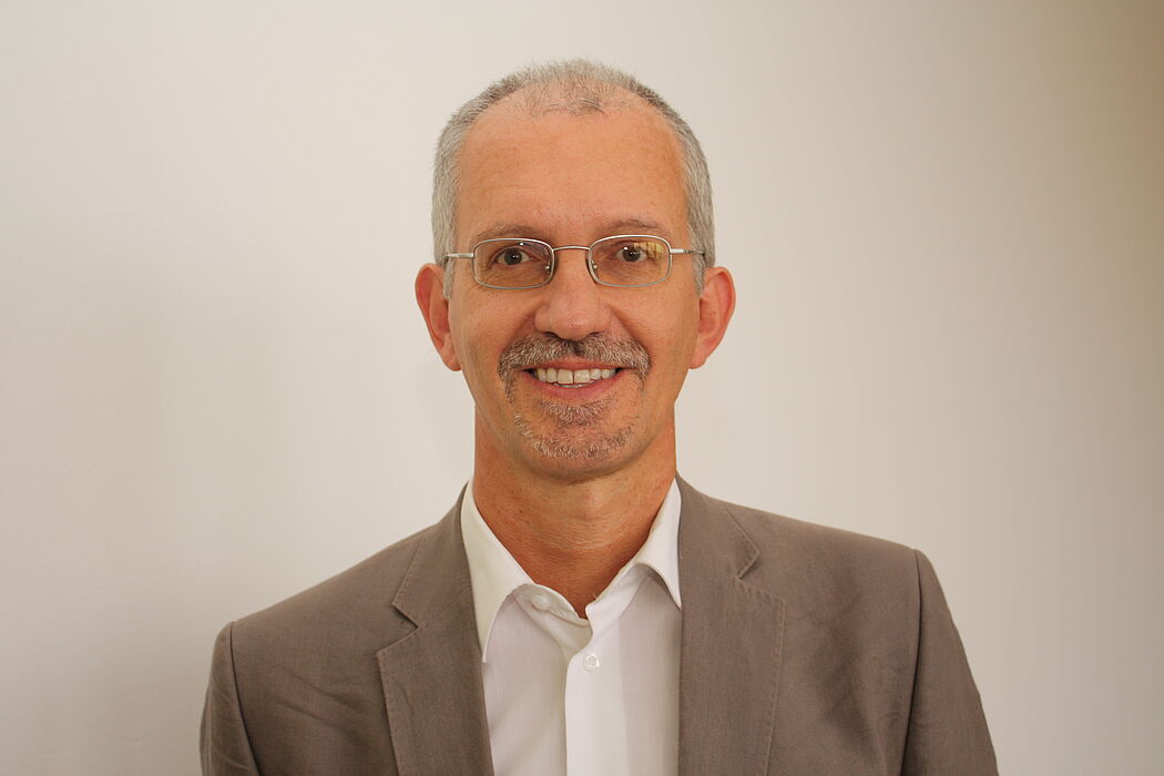 Foto (Universität Paderborn, Patrick Kleibold): Prof. Dr. Marco Dorigo erhielt jetzt seine Ernennungsurkunde als Professor der Universität Paderborn.