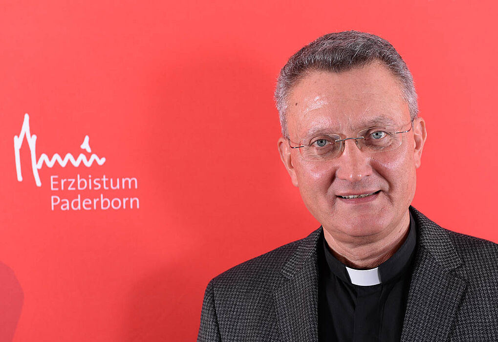 Foto (pdp): Dompropst Monsignore Joachim Göbel unterstützt als Leiter der Hauptabteilung Schule und Erziehung im Erzbischöflichen Generalvikariat Paderborn das von der Universität Paderborn initiierte Projekt.