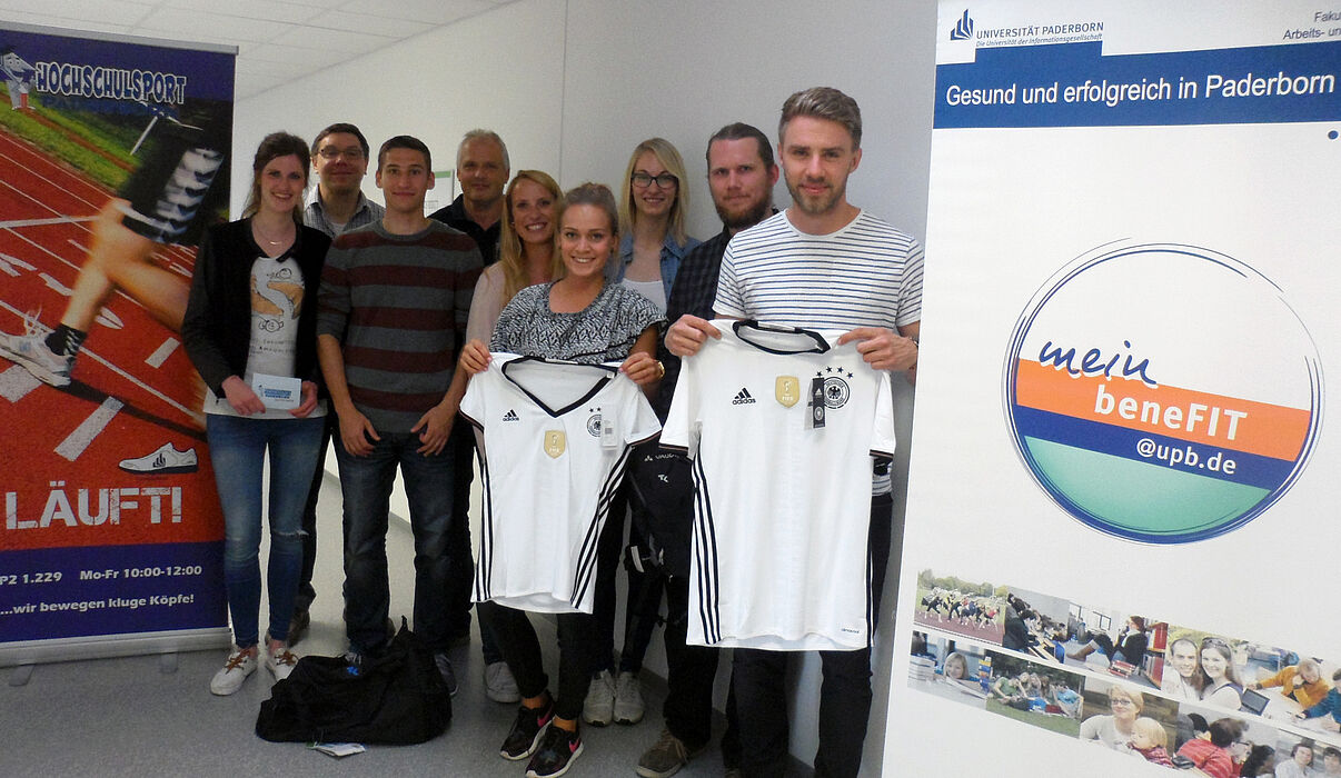 Foto (Universität Paderborn, Melissa Naase): Preisträger und Organisatoren (v. l.): Fabiola Schnier, Uli Kussin (Leiter Hochschulsport), Julian Sommermann, Norbert Blome (TK), Elena Schott, Viktoria Schneider, Isabelle Vohl, Roman Patzer-Meyer und Domin