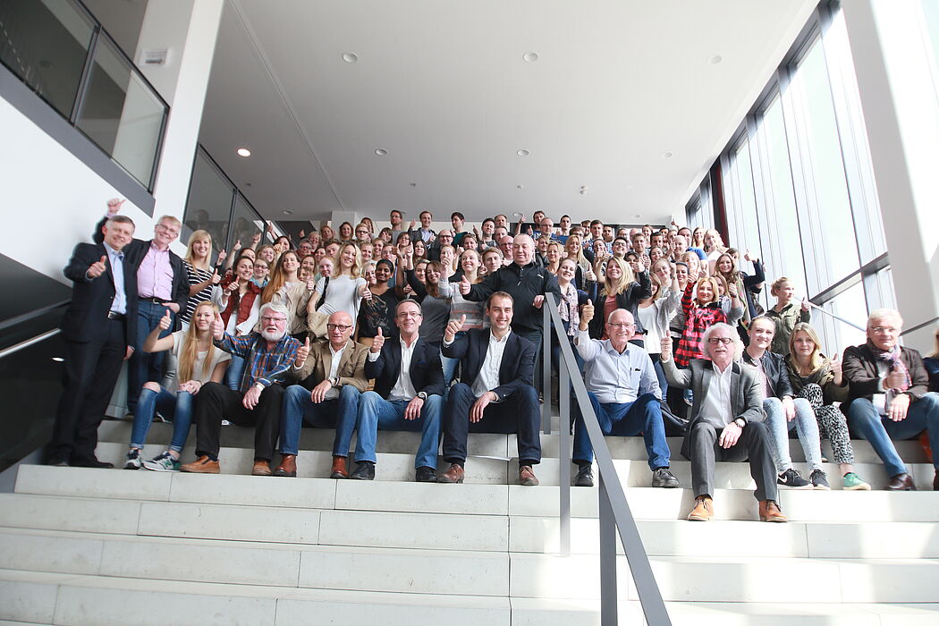 Bild (Dr. Reinhard Schwarz ): Immer mehr Studierende und gemeinnützige Institutionen in OWL nutzen das Service Learning-Angebot der Paderborner Wirtschaftspädagogen – eine „Win-win-Situation“ für alle Beteiligten: im Vordergrund die „Alten Prof