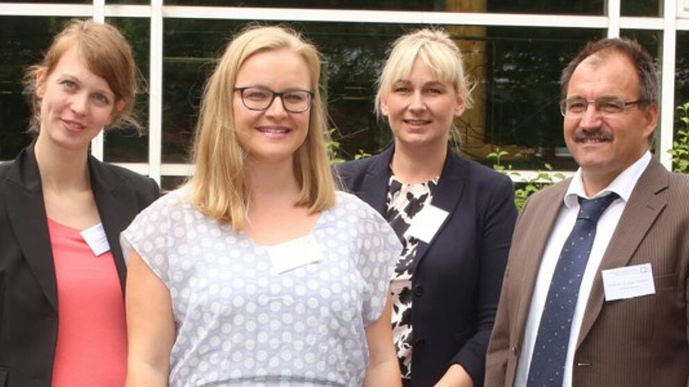 Foto: Simone Volgmann, Nina-Madeleine Peitz, Dr. Petra Frehe, Prof. Dr. H.-Hugo Kremer (v. l.).