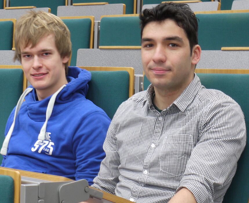 Abbildung (Heike Probst): Jan Diemel (links) und Badur Burak starten ins Lehramtsstudium.