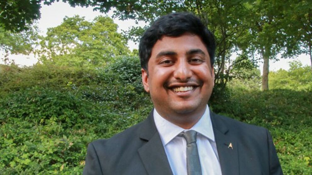 Foto (Universität Paderborn, Carolin Riethmüller): Hat Abschluss und bereits den ersten Job in der Tasche: Abhiram Kolluri, 100. Absolvent des Masterstudiengangs „Electrical Systems Engineering“.